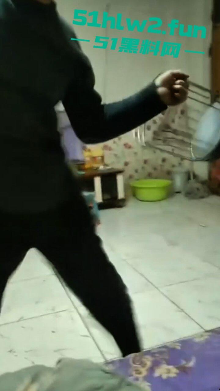 极品骚妇约炮情人,竟大胆带回家啪啪被老公捉奸在床,抡凳子揍的骚货女人嗷嗷惨叫。 第1张 极品骚妇约炮情人,竟大胆带回家啪啪被老公捉奸在床,抡凳子揍的骚货女人嗷嗷惨叫。 第1张