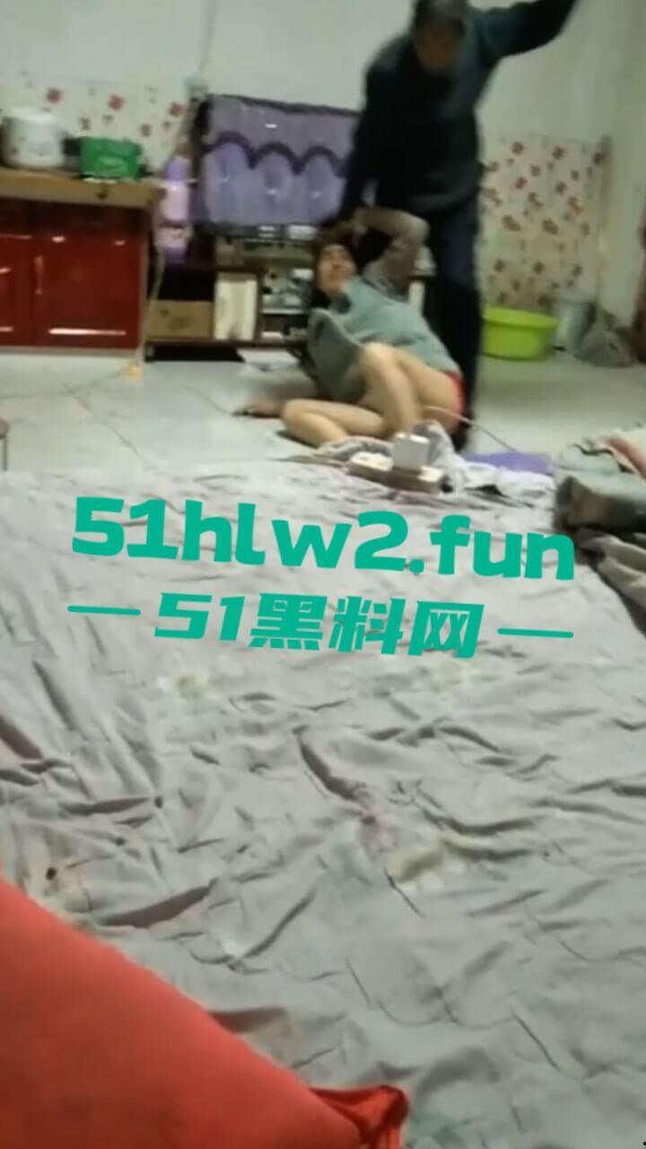 极品骚妇约炮情人,竟大胆带回家啪啪被老公捉奸在床,抡凳子揍的骚货女人嗷嗷惨叫。 第3张 极品骚妇约炮情人,竟大胆带回家啪啪被老公捉奸在床,抡凳子揍的骚货女人嗷嗷惨叫。 第3张