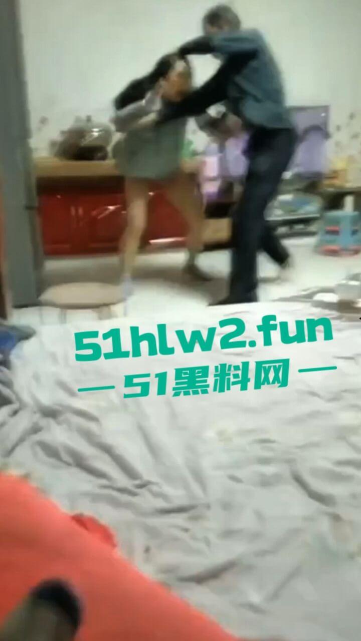 极品骚妇约炮情人,竟大胆带回家啪啪被老公捉奸在床,抡凳子揍的骚货女人嗷嗷惨叫。 第4张 极品骚妇约炮情人,竟大胆带回家啪啪被老公捉奸在床,抡凳子揍的骚货女人嗷嗷惨叫。 第4张