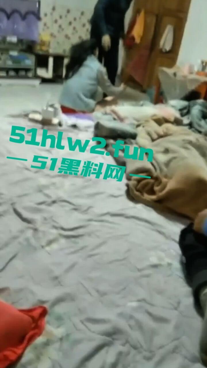 极品骚妇约炮情人,竟大胆带回家啪啪被老公捉奸在床,抡凳子揍的骚货女人嗷嗷惨叫。 第5张 极品骚妇约炮情人,竟大胆带回家啪啪被老公捉奸在床,抡凳子揍的骚货女人嗷嗷惨叫。 第5张