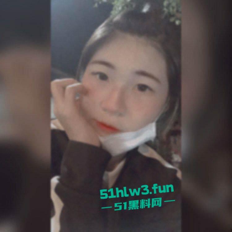 反差母狗学生妹【任荣华】身材娇小纤细小嫩妹，私下母狗一条各种自拍勾引金主骚的没边了。  第1张