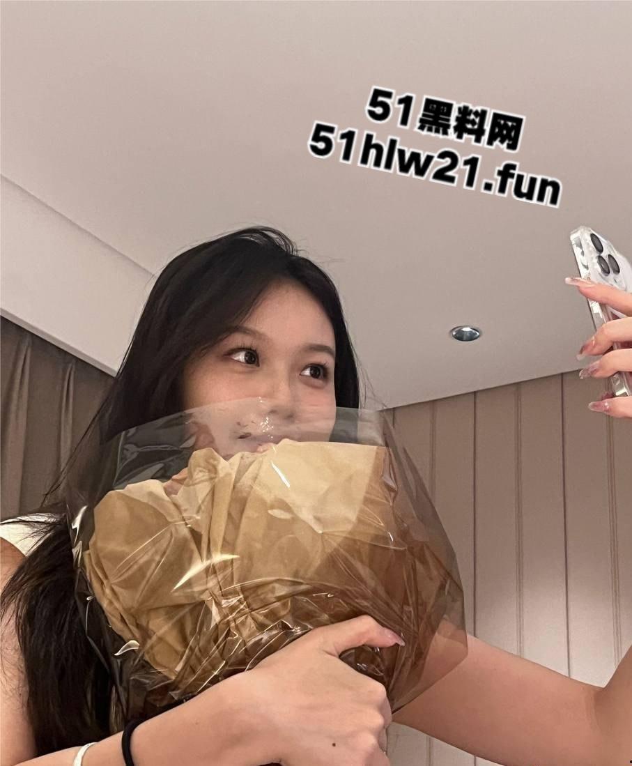 中国民用航空飞行学院【吴婷】粉嫩玉足线下约炮金主，灵活舌头简直可以含化鸡巴！  第1张