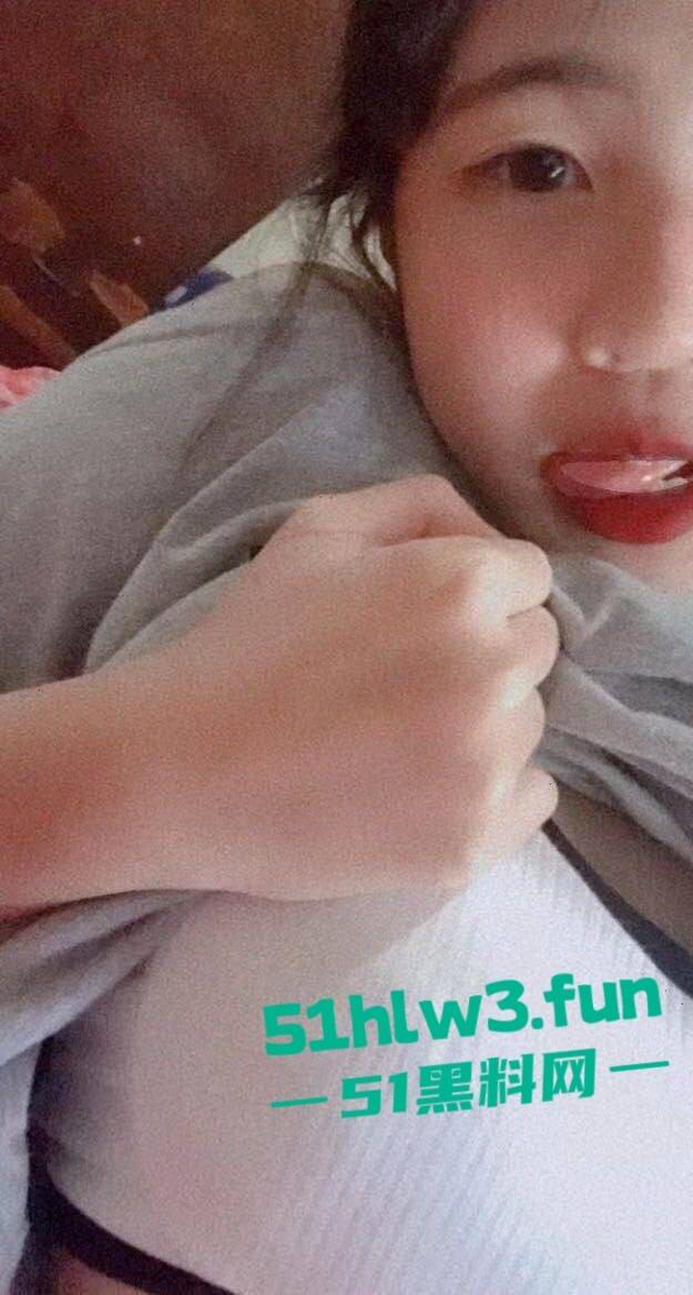 反差母狗学生妹【任荣华】身材娇小纤细小嫩妹，私下母狗一条各种自拍勾引金主骚的没边了。  第4张