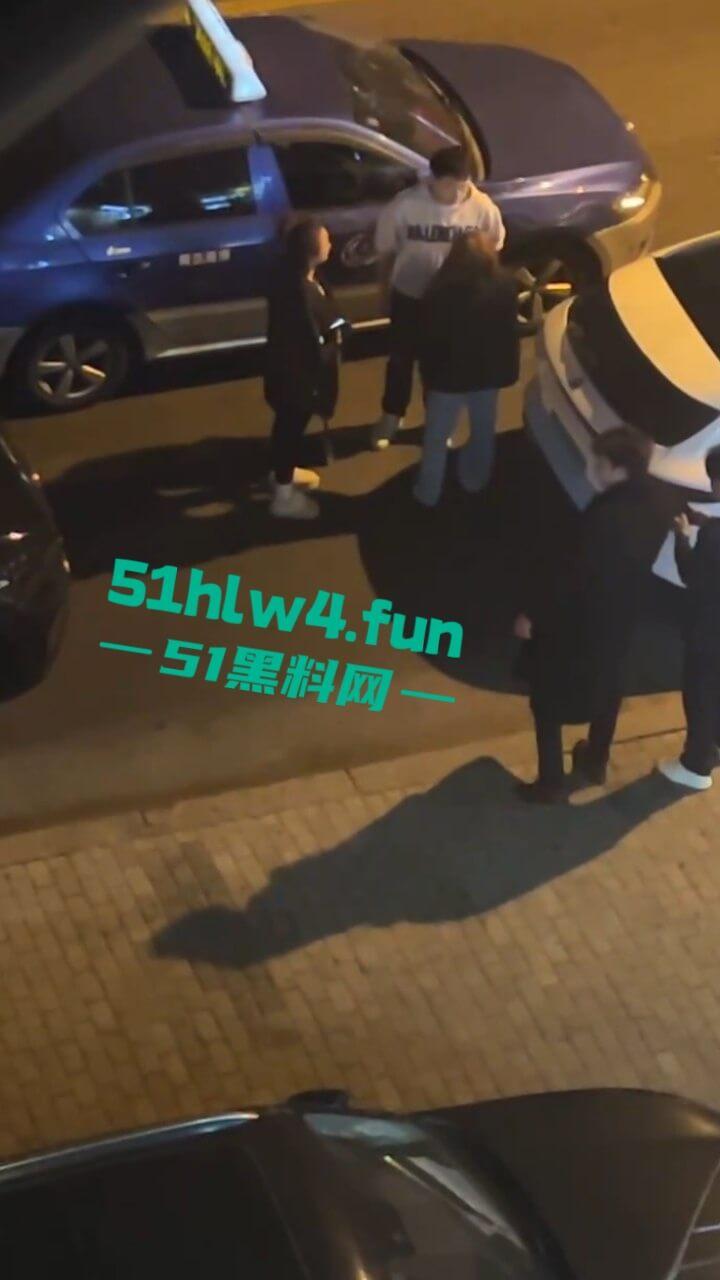 青岛小仙女挑衅男子嚣张辱骂还动手打人,结果被大哥一拳当场直接带走,看着都解气。 第1张 青岛小仙女挑衅男子嚣张辱骂还动手打人,结果被大哥一拳当场直接带走,看着都解气。 第1张