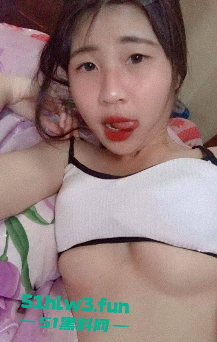 反差母狗学生妹【任荣华】身材娇小纤细小嫩妹，私下母狗一条各种自拍勾引金主骚的没边了。  第6张