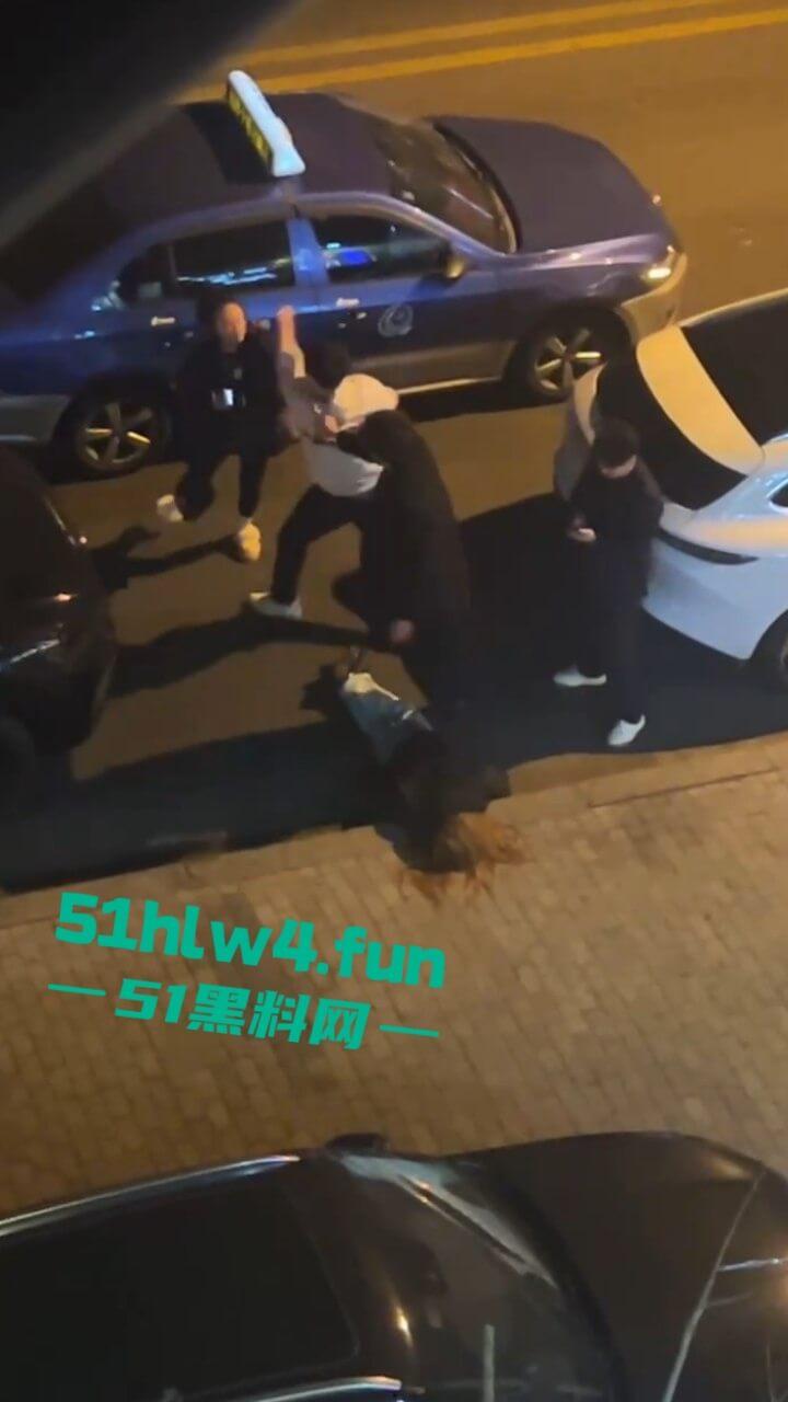 青岛小仙女挑衅男子嚣张辱骂还动手打人,结果被大哥一拳当场直接带走,看着都解气。 第2张 青岛小仙女挑衅男子嚣张辱骂还动手打人,结果被大哥一拳当场直接带走,看着都解气。 第2张