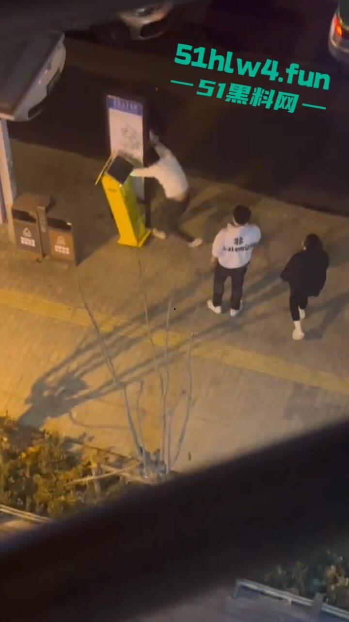 青岛小仙女挑衅男子嚣张辱骂还动手打人,结果被大哥一拳当场直接带走,看着都解气。 第3张 青岛小仙女挑衅男子嚣张辱骂还动手打人,结果被大哥一拳当场直接带走,看着都解气。 第3张