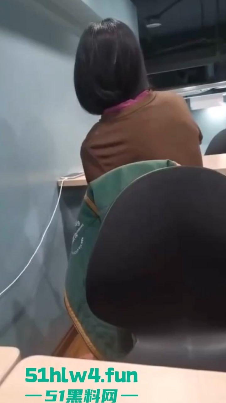 性瘾骚妹罗森便利店休息区自慰高潮,连环淫叫吓坏小处男,引发广大网友疯传。 第3张 性瘾骚妹罗森便利店休息区自慰高潮,连环淫叫吓坏小处男,引发广大网友疯传。 第3张