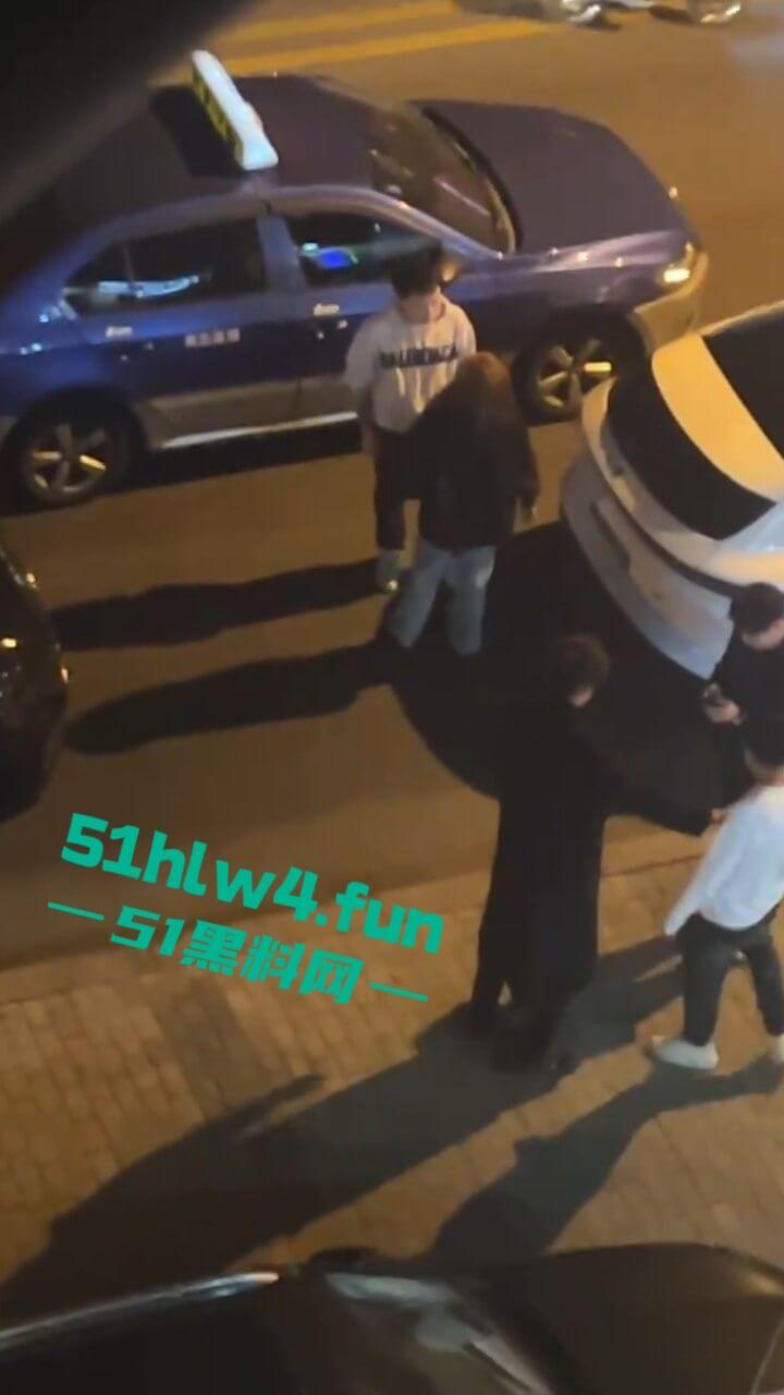 青岛小仙女挑衅男子嚣张辱骂还动手打人,结果被大哥一拳当场直接带走,看着都解气。 第4张 青岛小仙女挑衅男子嚣张辱骂还动手打人,结果被大哥一拳当场直接带走,看着都解气。 第4张