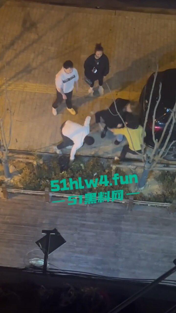 青岛小仙女挑衅男子嚣张辱骂还动手打人,结果被大哥一拳当场直接带走,看着都解气。 第5张 青岛小仙女挑衅男子嚣张辱骂还动手打人,结果被大哥一拳当场直接带走,看着都解气。 第5张