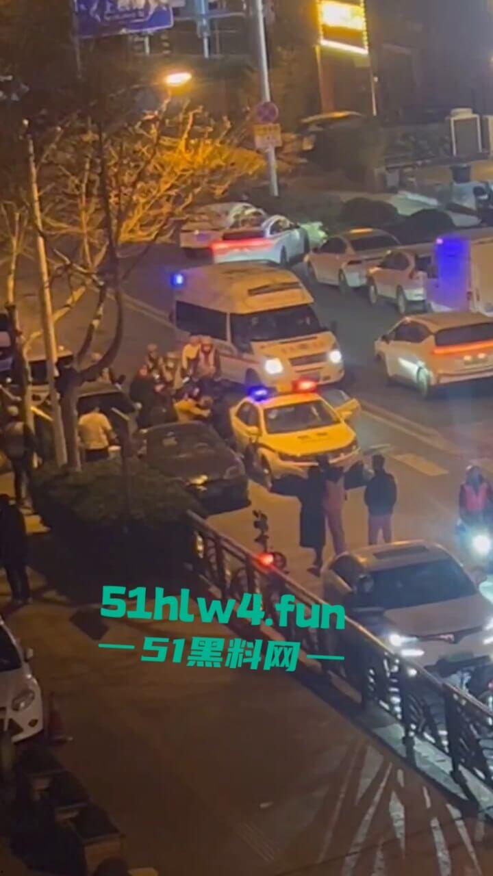 青岛小仙女挑衅男子嚣张辱骂还动手打人,结果被大哥一拳当场直接带走,看着都解气。 第8张 青岛小仙女挑衅男子嚣张辱骂还动手打人,结果被大哥一拳当场直接带走,看着都解气。 第8张