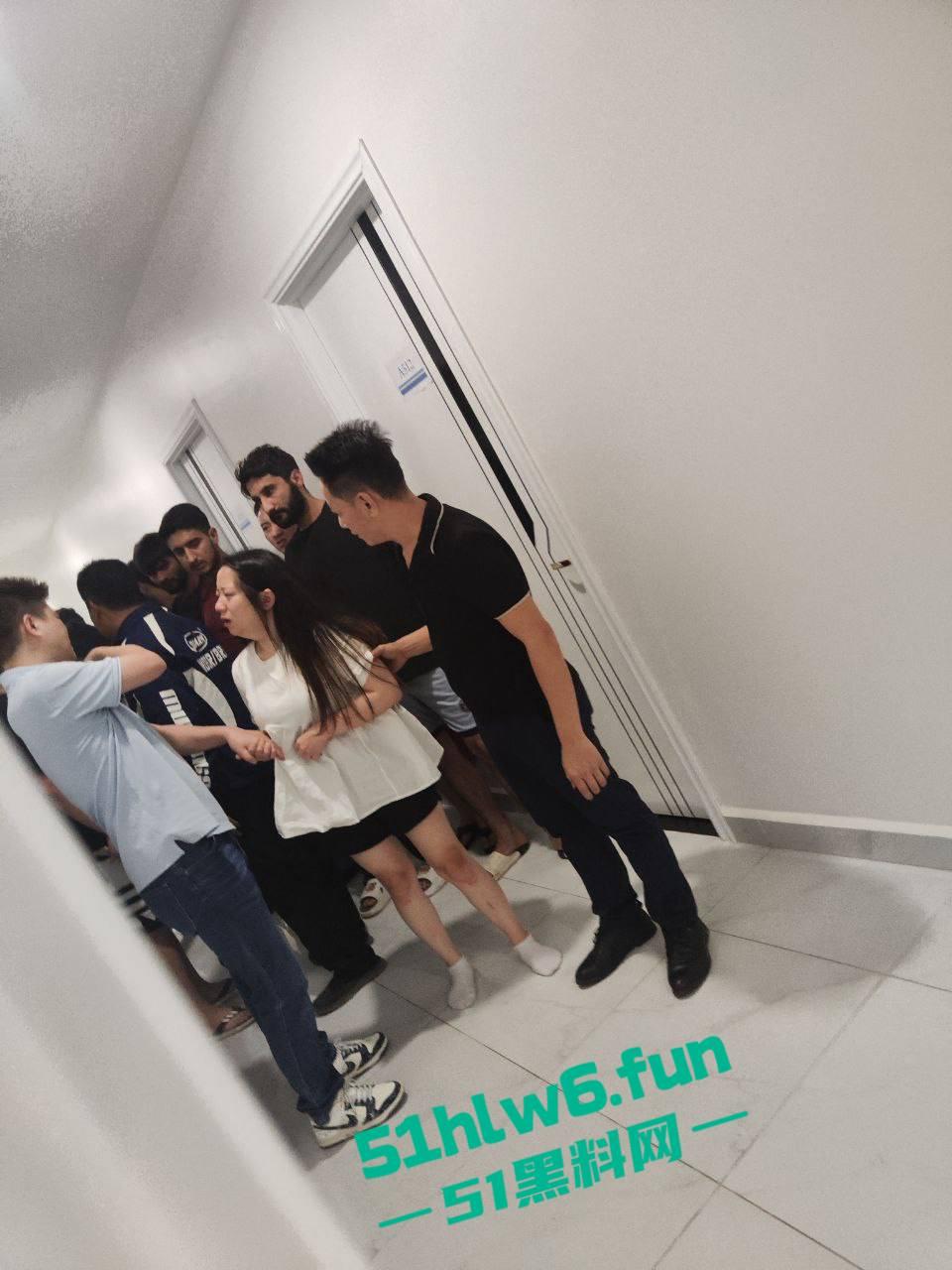 柬埔寨波贝太子园区，韩国男子强奸女子被老外们制止逮捕，韩国男还现场装逼结果直接被警方带走。  第2张