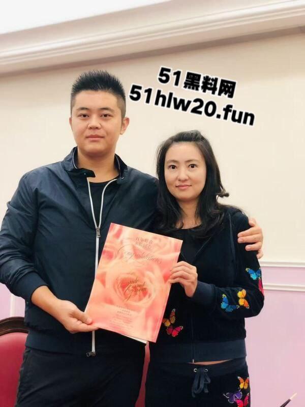 小混混摇身一变成老板!深圳盐田曼哈幼儿园老板王瑞带前妻一家老小吃软饭骗走香港富婆上千万,网友喊话赶紧开课教学。 第5张 小混混摇身一变成老板!深圳盐田曼哈幼儿园老板王瑞带前妻一家老小吃软饭骗走香港富婆上千万,网友喊话赶紧开课教学。 第5张