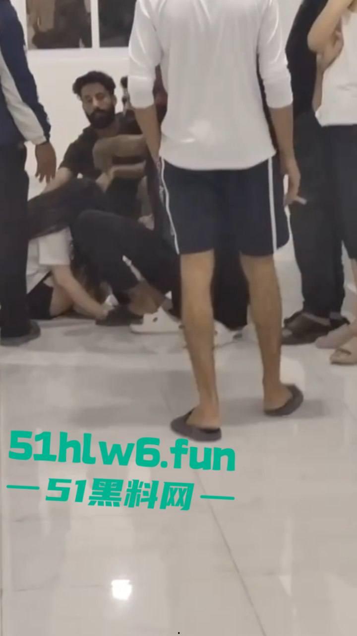 柬埔寨波贝太子园区，韩国男子强奸女子被老外们制止逮捕，韩国男还现场装逼结果直接被警方带走。  第4张