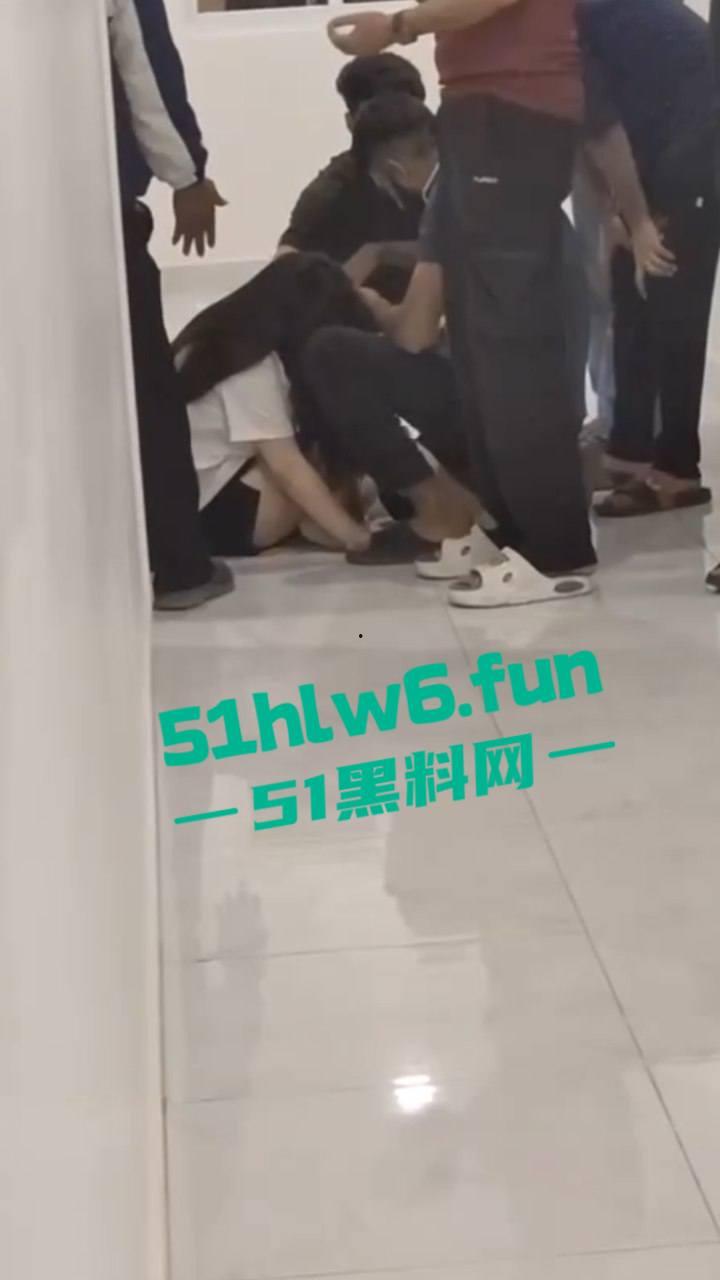 柬埔寨波贝太子园区，韩国男子强奸女子被老外们制止逮捕，韩国男还现场装逼结果直接被警方带走。  第5张