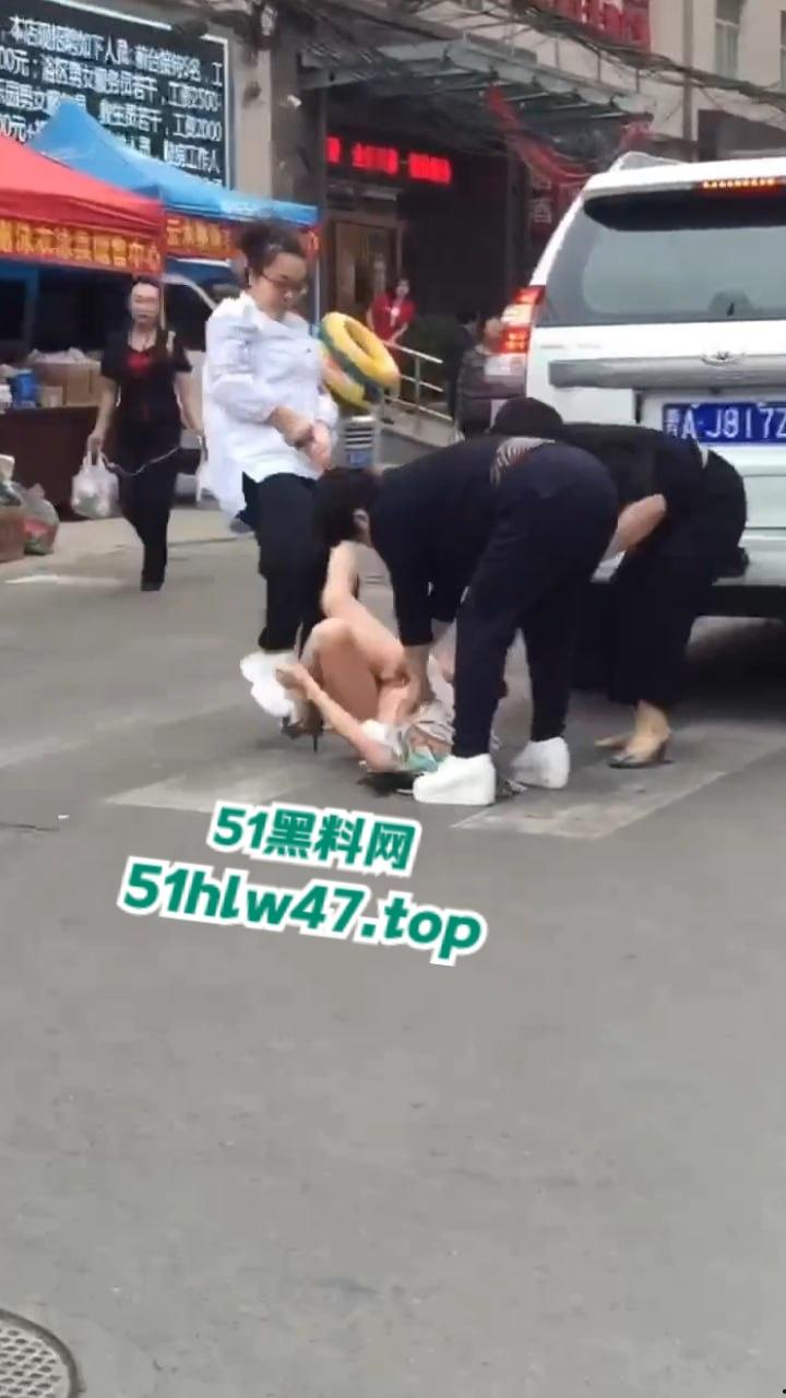 陕西太原抓小三现场，大妈带着三位姐妹当街抓小三，大街上边打边脱不得不说小三身材的确很赞。  第1张