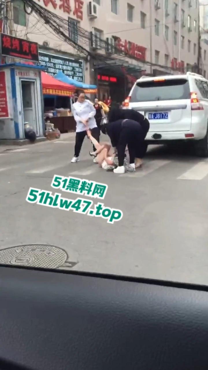 陕西太原抓小三现场，大妈带着三位姐妹当街抓小三，大街上边打边脱不得不说小三身材的确很赞。  第3张