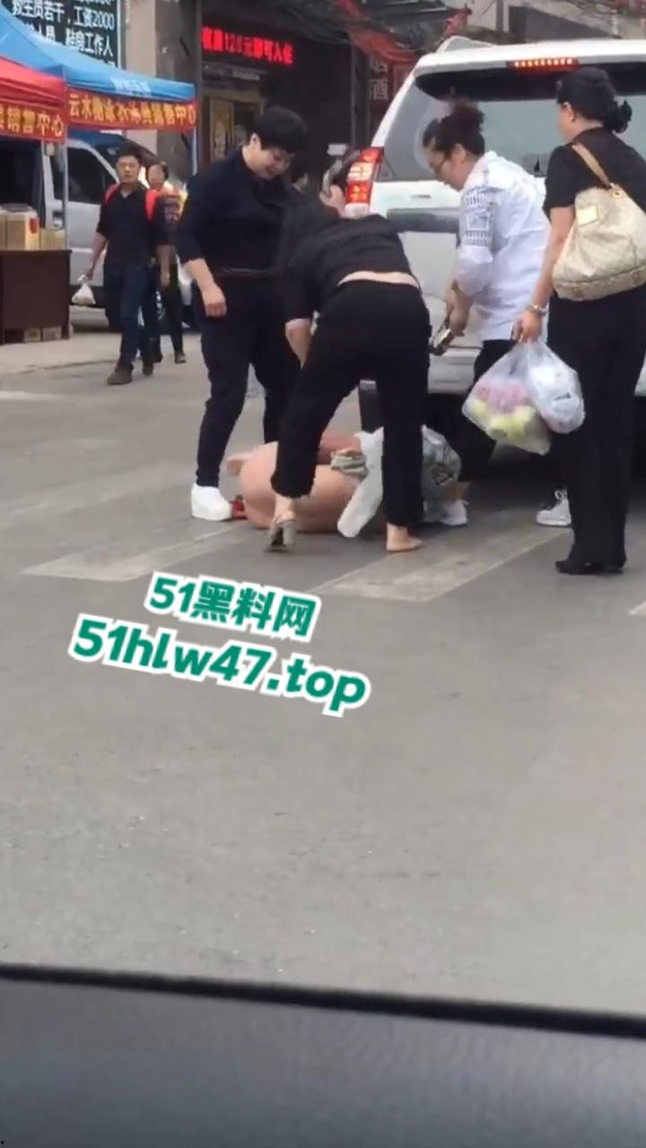 陕西太原抓小三现场，大妈带着三位姐妹当街抓小三，大街上边打边脱不得不说小三身材的确很赞。  第5张