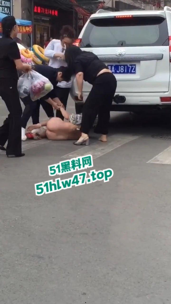 陕西太原抓小三现场，大妈带着三位姐妹当街抓小三，大街上边打边脱不得不说小三身材的确很赞。  第6张