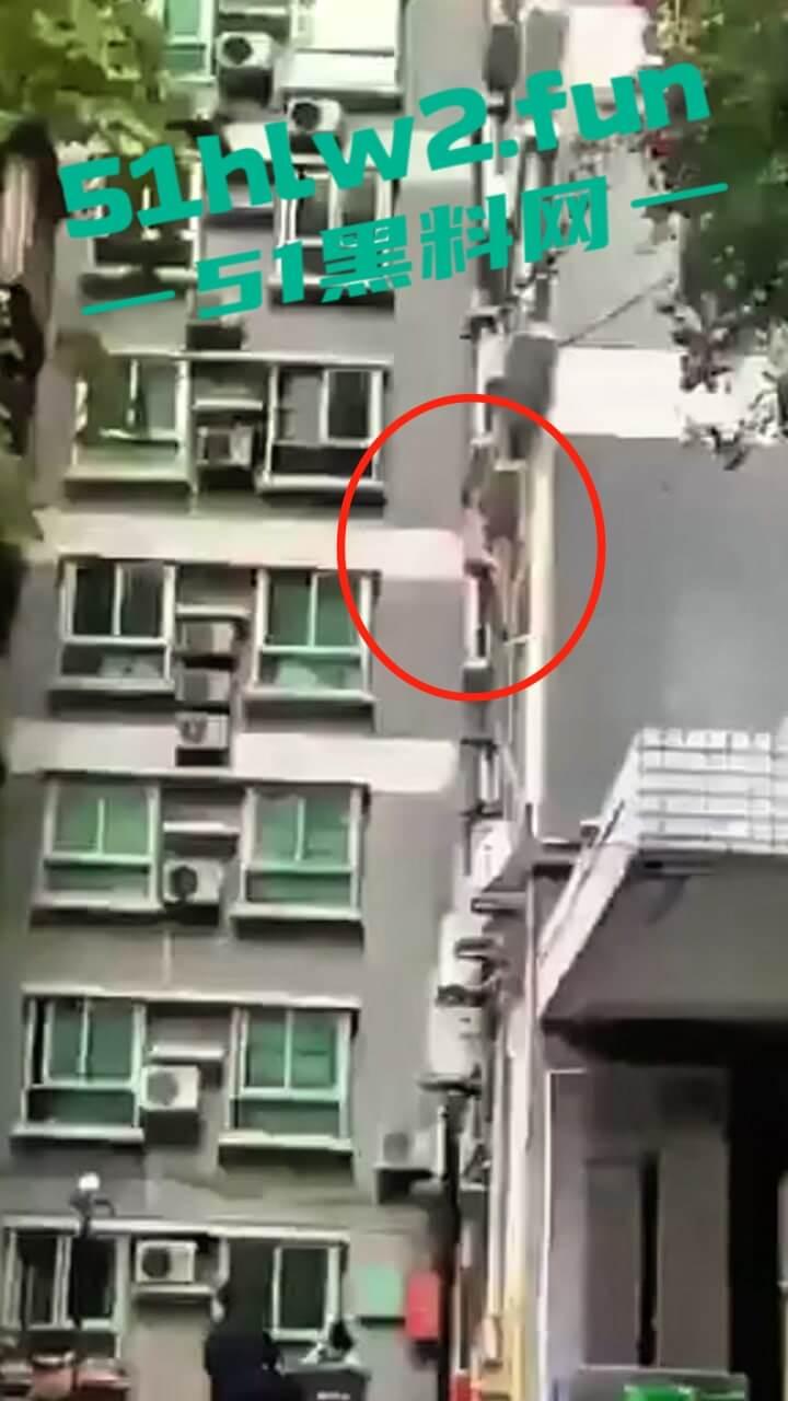 男子偷情约炮翻车现场,骚逼老公突然回家只能全裸逃出窗外,从4楼跌落重伤这偷情代价有点大啊。 第1张 男子偷情约炮翻车现场,骚逼老公突然回家只能全裸逃出窗外,从4楼跌落重伤这偷情代价有点大啊。 第1张