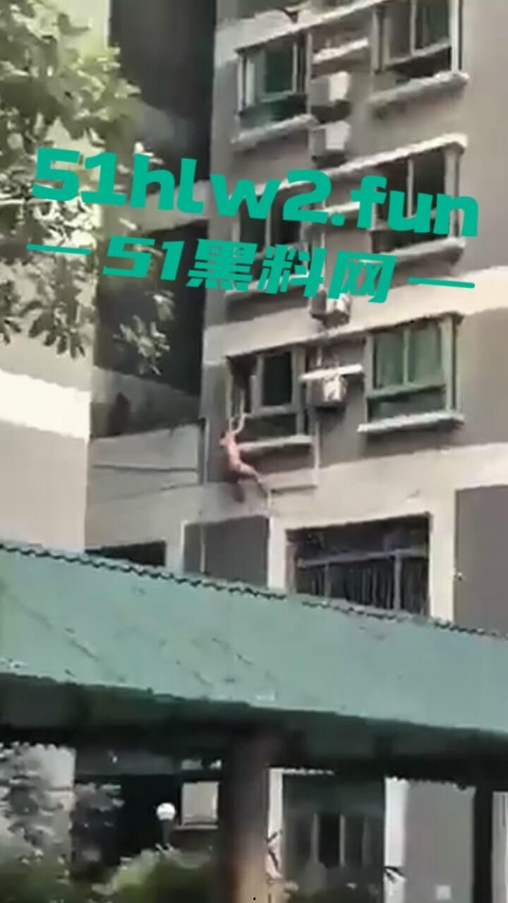 男子偷情约炮翻车现场,骚逼老公突然回家只能全裸逃出窗外,从4楼跌落重伤这偷情代价有点大啊。 第2张 男子偷情约炮翻车现场,骚逼老公突然回家只能全裸逃出窗外,从4楼跌落重伤这偷情代价有点大啊。 第2张