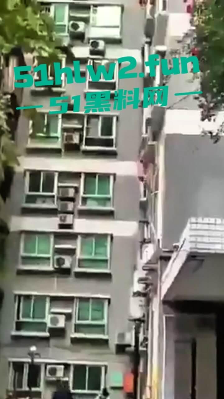 男子偷情约炮翻车现场,骚逼老公突然回家只能全裸逃出窗外,从4楼跌落重伤这偷情代价有点大啊。 第3张 男子偷情约炮翻车现场,骚逼老公突然回家只能全裸逃出窗外,从4楼跌落重伤这偷情代价有点大啊。 第3张