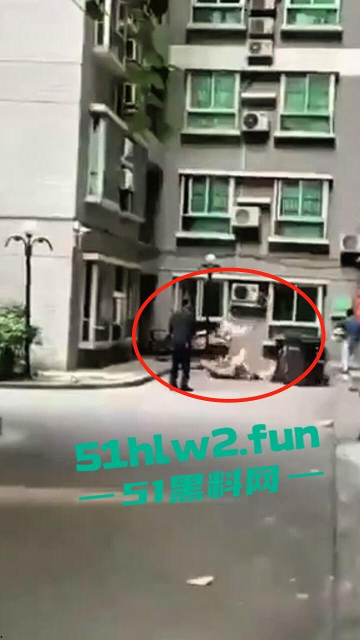 男子偷情约炮翻车现场,骚逼老公突然回家只能全裸逃出窗外,从4楼跌落重伤这偷情代价有点大啊。 第5张 男子偷情约炮翻车现场,骚逼老公突然回家只能全裸逃出窗外,从4楼跌落重伤这偷情代价有点大啊。 第5张