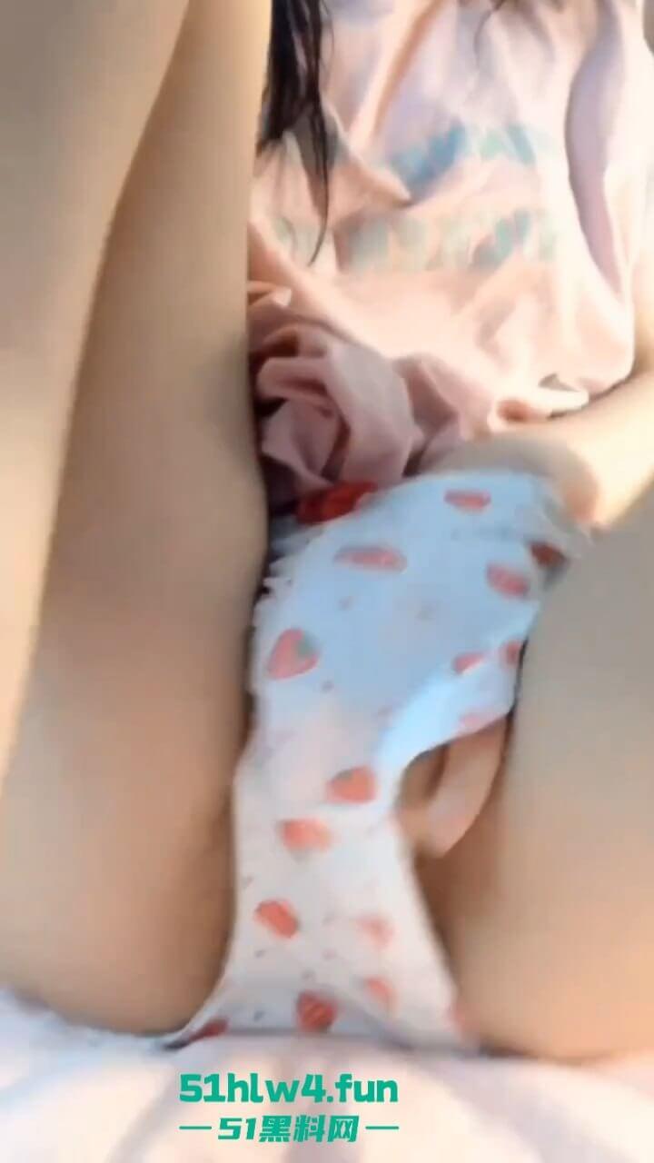 四川宜宾学院学生妹【卢文倩】兼职卖小片,绝美粉鲍自慰抠逼淫水流泄如雨的样貌外漏。 第1张 四川宜宾学院学生妹【卢文倩】兼职卖小片,绝美粉鲍自慰抠逼淫水流泄如雨的样貌外漏。 第1张