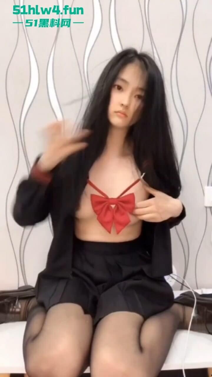 四川宜宾学院学生妹【卢文倩】兼职卖小片,绝美粉鲍自慰抠逼淫水流泄如雨的样貌外漏。 第4张 四川宜宾学院学生妹【卢文倩】兼职卖小片,绝美粉鲍自慰抠逼淫水流泄如雨的样貌外漏。 第4张