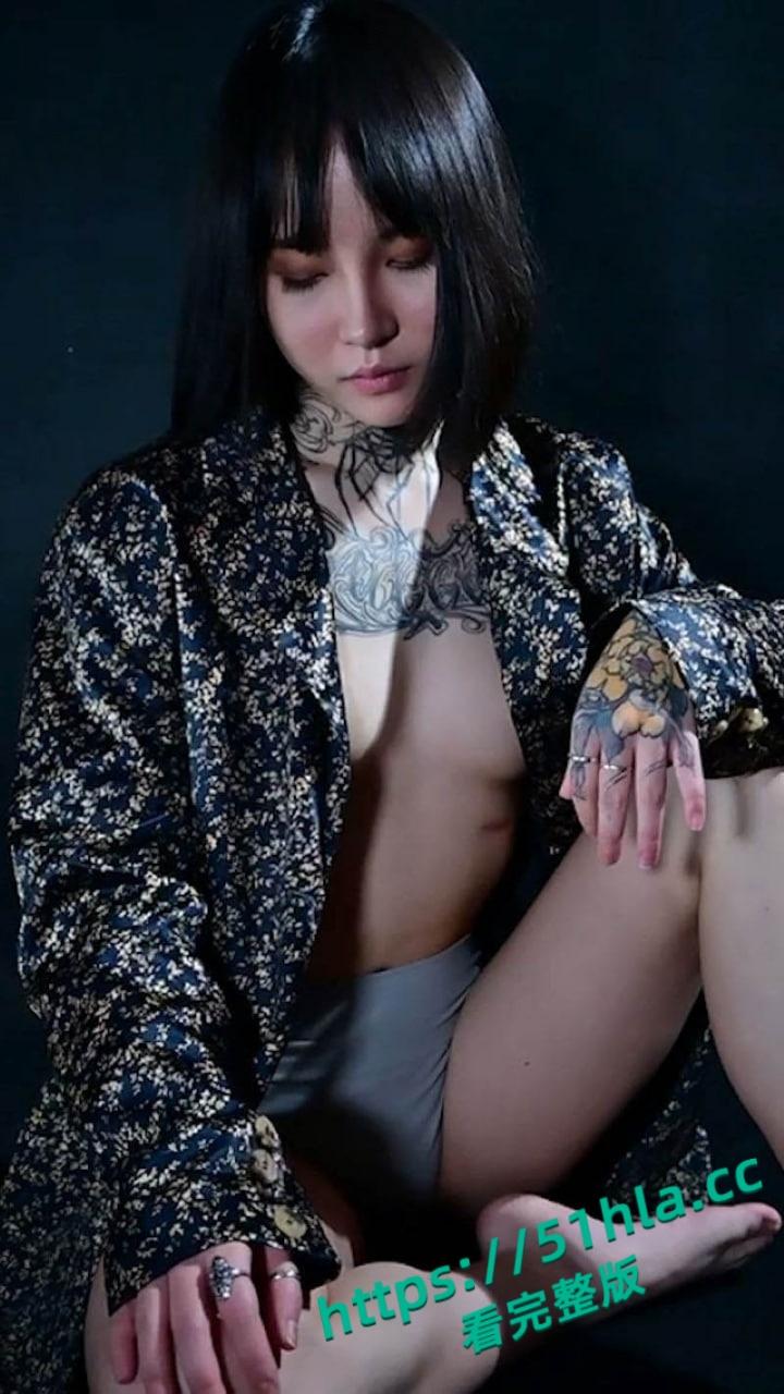 重庆观音桥化妆店员【张佳】全身刺青大尺度写真流出,C杯美乳纤腰翘臀白虎嫩穴诱惑十足! 第2张 重庆观音桥化妆店员【张佳】全身刺青大尺度写真流出,C杯美乳纤腰翘臀白虎嫩穴诱惑十足! 第2张