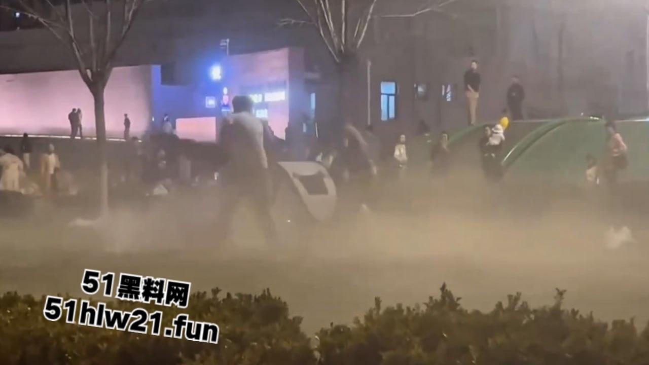 河北石家庄捅人事件，因孩子起争执叫人殴打对方，结果来人直接掏刀捅人现场视频流出。  第1张