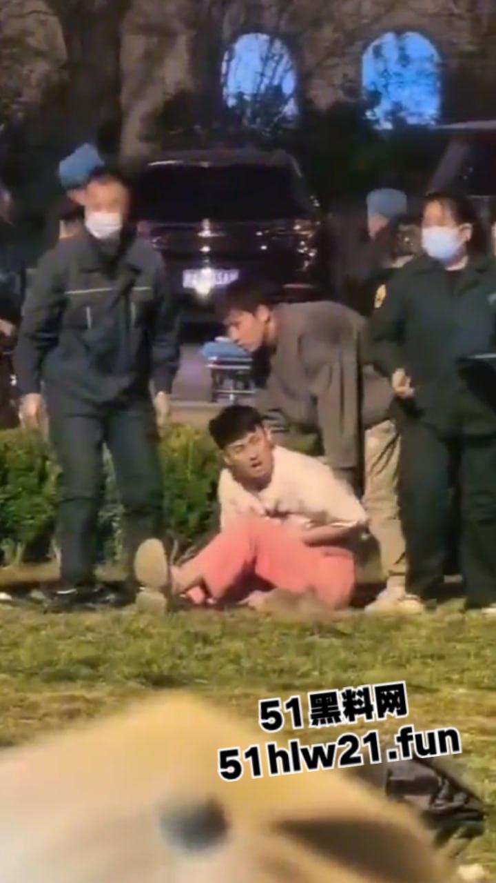 河北石家庄捅人事件，因孩子起争执叫人殴打对方，结果来人直接掏刀捅人现场视频流出。  第4张