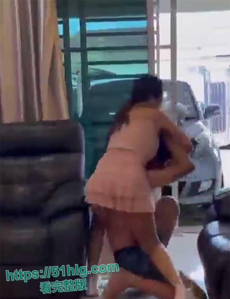 【广州】美艳人妻现场直播抓奸！小三家踢馆被情敌挑衅，骑脖暴揍出轨老公，原配这身材真赞  第8张