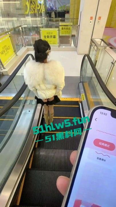 家有娇妻【4】性奴露脸原创，这么贱的⼥⼈出租⻋上给逼⾥塞跳蛋还逛商场 主动要求吞精。  第2张