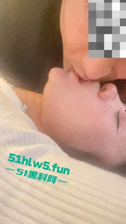 家有娇妻【4】性奴露脸原创，这么贱的⼥⼈出租⻋上给逼⾥塞跳蛋还逛商场 主动要求吞精。  第3张