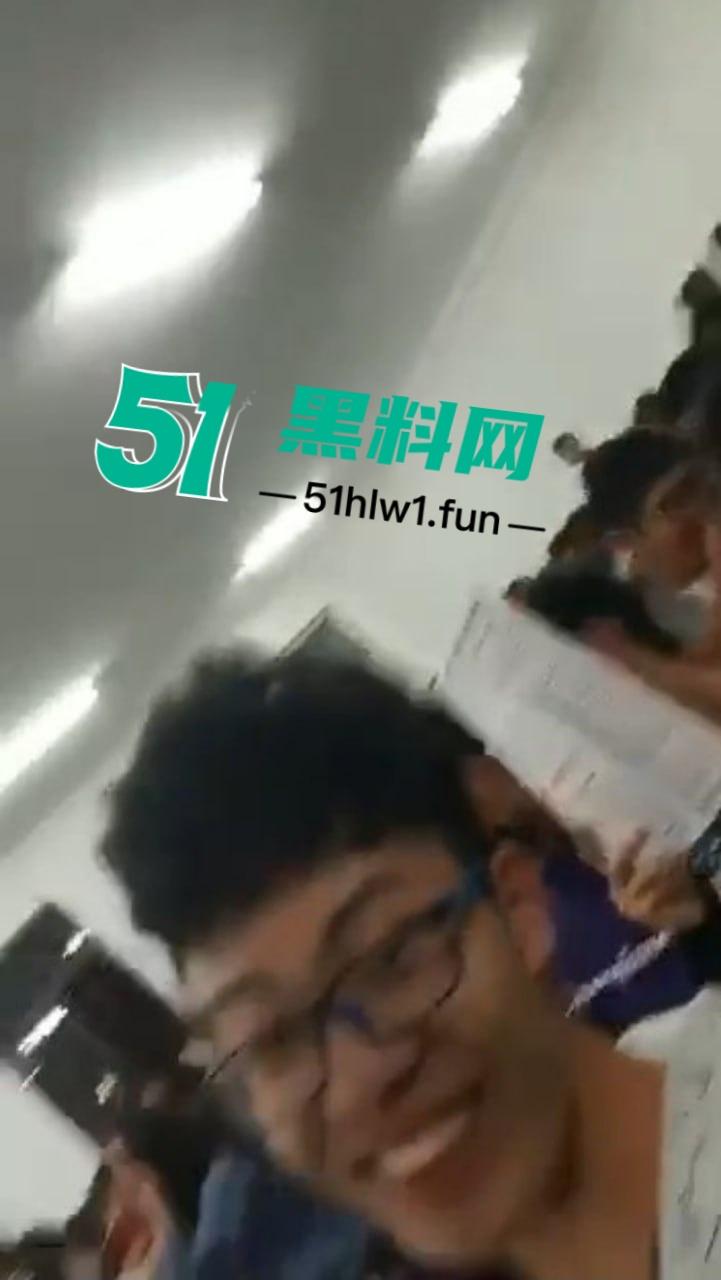 课堂意外变看片现场，男老师误触播放岛国爱情片，全班学生集体围观，女生掩面羞愧！  第1张