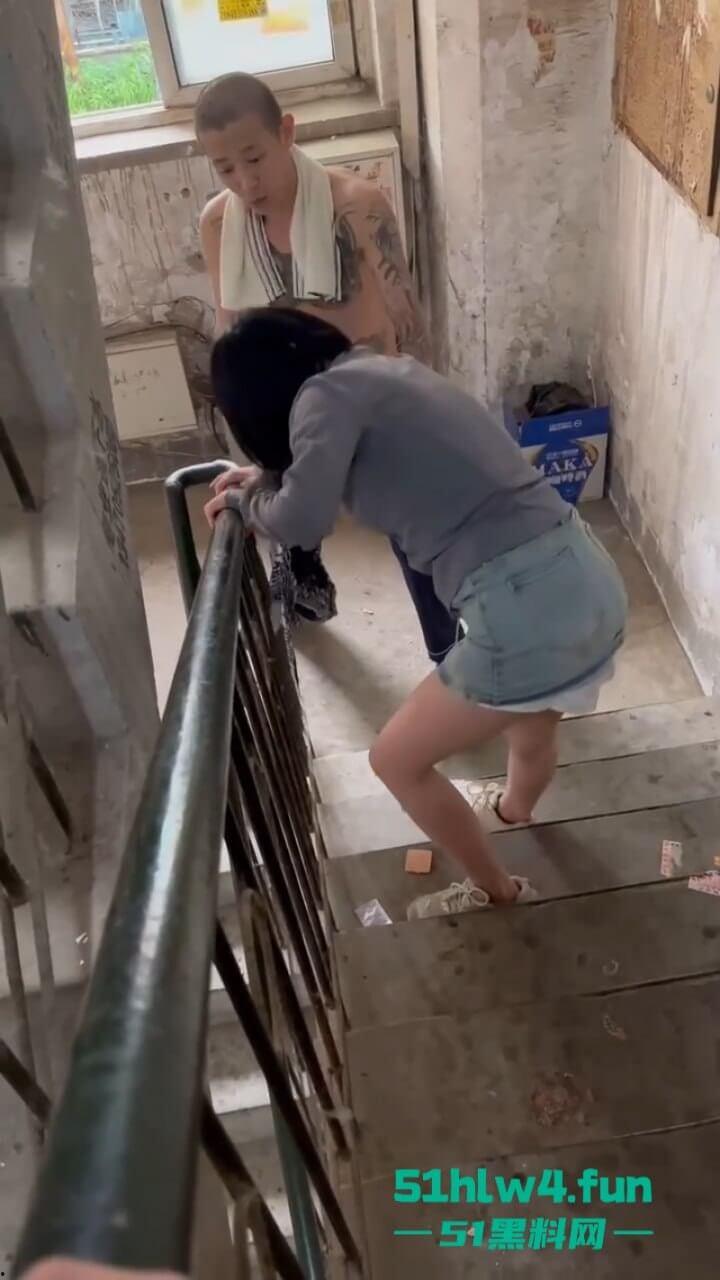 辽宁沈阳妹子磕药过度形如丧尸出街，被纹身男按进臭水沟无情蹂躏视频曝光！  第2张