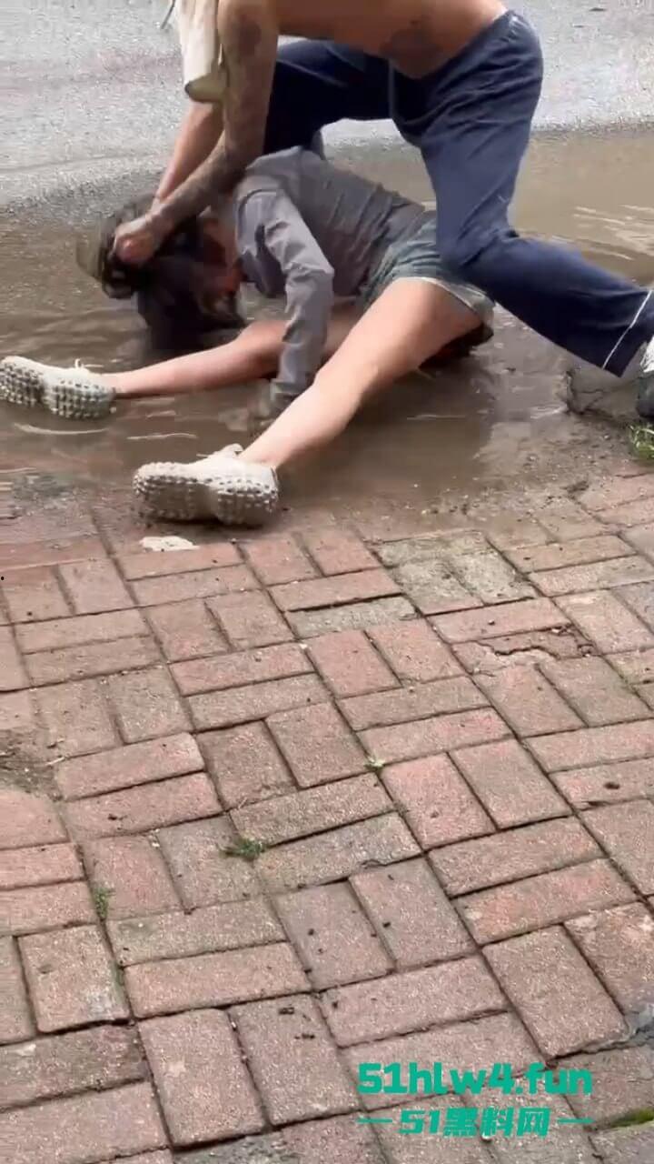 辽宁沈阳妹子磕药过度形如丧尸出街，被纹身男按进臭水沟无情蹂躏视频曝光！  第3张