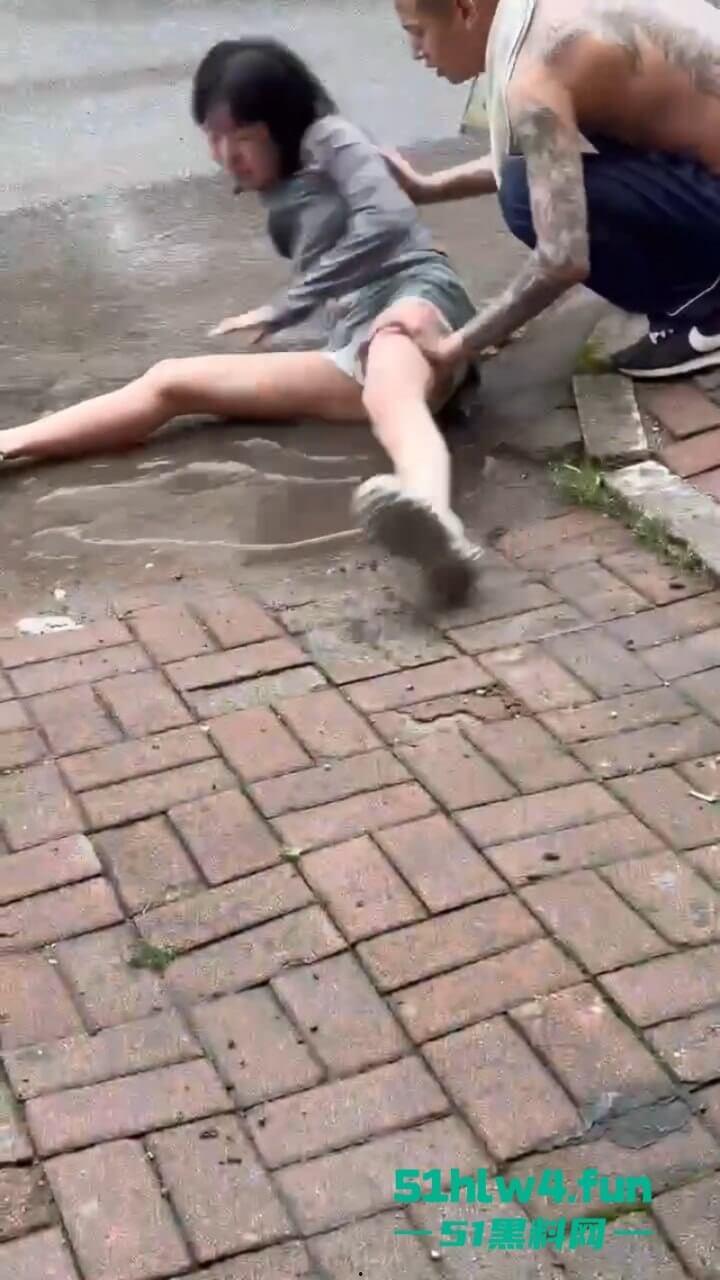 辽宁沈阳妹子磕药过度形如丧尸出街，被纹身男按进臭水沟无情蹂躏视频曝光！  第4张