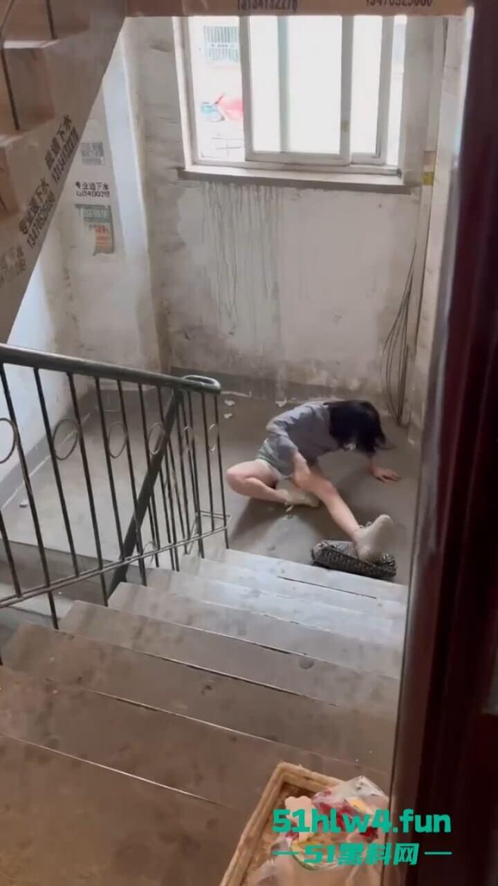 辽宁沈阳妹子磕药过度形如丧尸出街，被纹身男按进臭水沟无情蹂躏视频曝光！  第8张