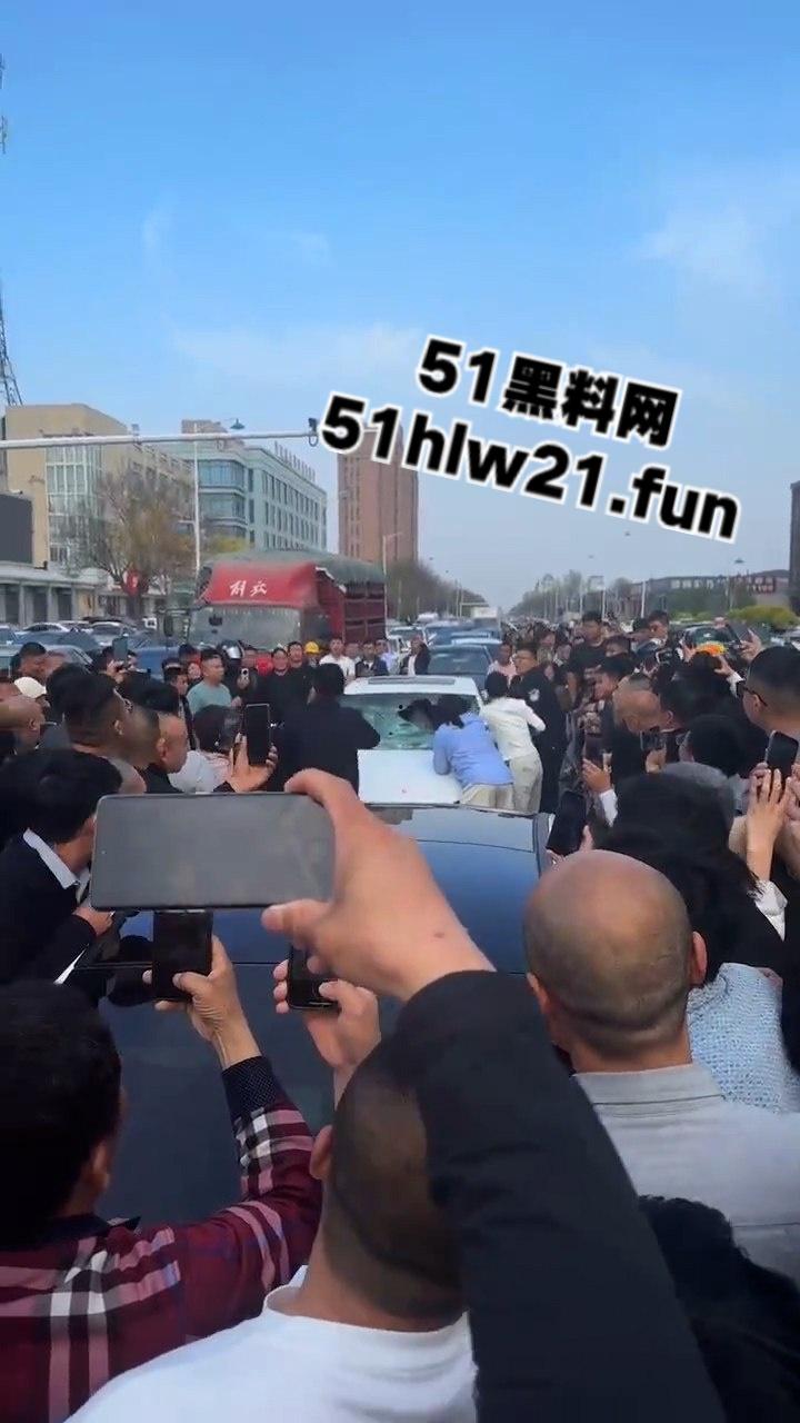 河北邢台爆发妻妾大战,原配怒砸小三车,楚楚可怜的小三被砸碎车玻璃大露骚脸! 第1张 河北邢台爆发妻妾大战,原配怒砸小三车,楚楚可怜的小三被砸碎车玻璃大露骚脸! 第1张