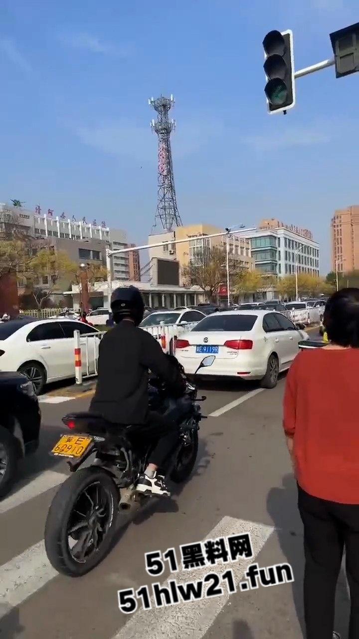 河北邢台爆发妻妾大战,原配怒砸小三车,楚楚可怜的小三被砸碎车玻璃大露骚脸! 第3张 河北邢台爆发妻妾大战,原配怒砸小三车,楚楚可怜的小三被砸碎车玻璃大露骚脸! 第3张