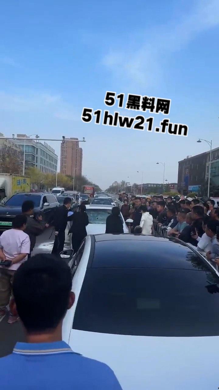 河北邢台爆发妻妾大战,原配怒砸小三车,楚楚可怜的小三被砸碎车玻璃大露骚脸! 第4张 河北邢台爆发妻妾大战,原配怒砸小三车,楚楚可怜的小三被砸碎车玻璃大露骚脸! 第4张