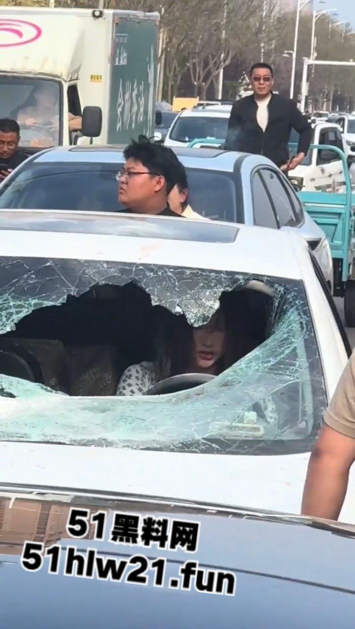 河北邢台爆发妻妾大战,原配怒砸小三车,楚楚可怜的小三被砸碎车玻璃大露骚脸! 第5张 河北邢台爆发妻妾大战,原配怒砸小三车,楚楚可怜的小三被砸碎车玻璃大露骚脸! 第5张