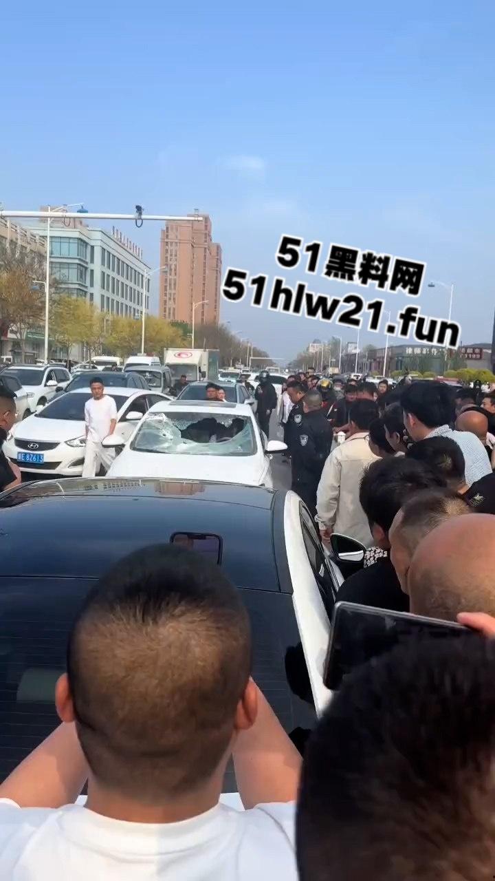 河北邢台爆发妻妾大战,原配怒砸小三车,楚楚可怜的小三被砸碎车玻璃大露骚脸! 第6张 河北邢台爆发妻妾大战,原配怒砸小三车,楚楚可怜的小三被砸碎车玻璃大露骚脸! 第6张