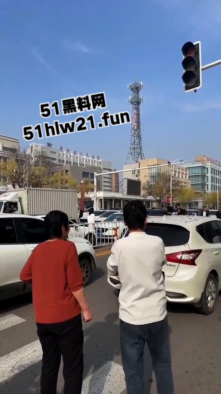 河北邢台爆发妻妾大战,原配怒砸小三车,楚楚可怜的小三被砸碎车玻璃大露骚脸! 第7张 河北邢台爆发妻妾大战,原配怒砸小三车,楚楚可怜的小三被砸碎车玻璃大露骚脸! 第7张