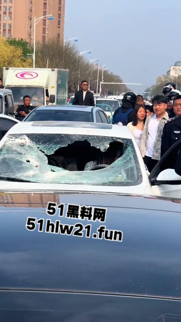 河北邢台爆发妻妾大战,原配怒砸小三车,楚楚可怜的小三被砸碎车玻璃大露骚脸! 第8张 河北邢台爆发妻妾大战,原配怒砸小三车,楚楚可怜的小三被砸碎车玻璃大露骚脸! 第8张