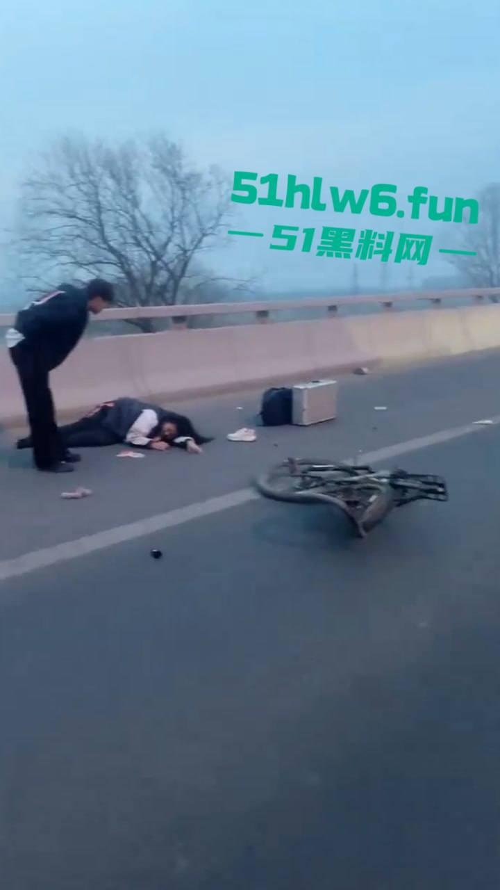 北京市房山区车祸事件，琉璃河大桥发生事故大卡车司机发疯，冲进车流撞死5名中学生。  第1张