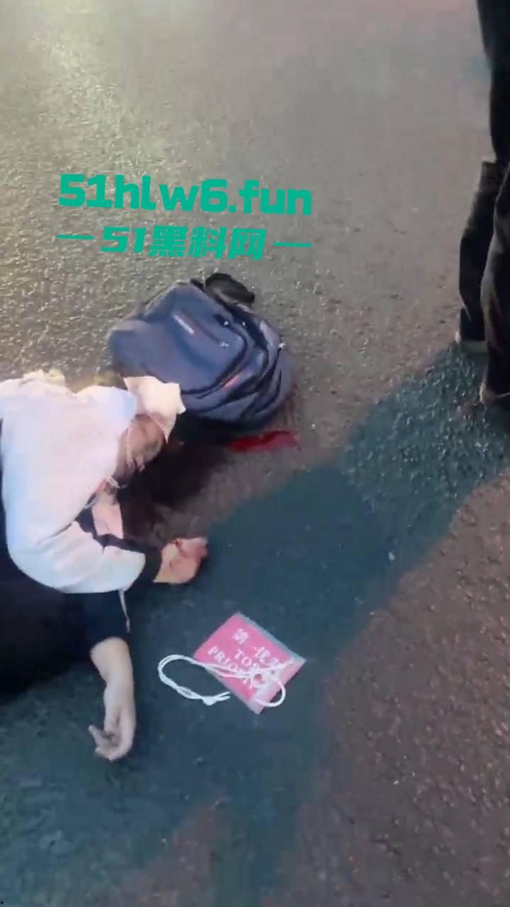 北京市房山区车祸事件，琉璃河大桥发生事故大卡车司机发疯，冲进车流撞死5名中学生。  第2张