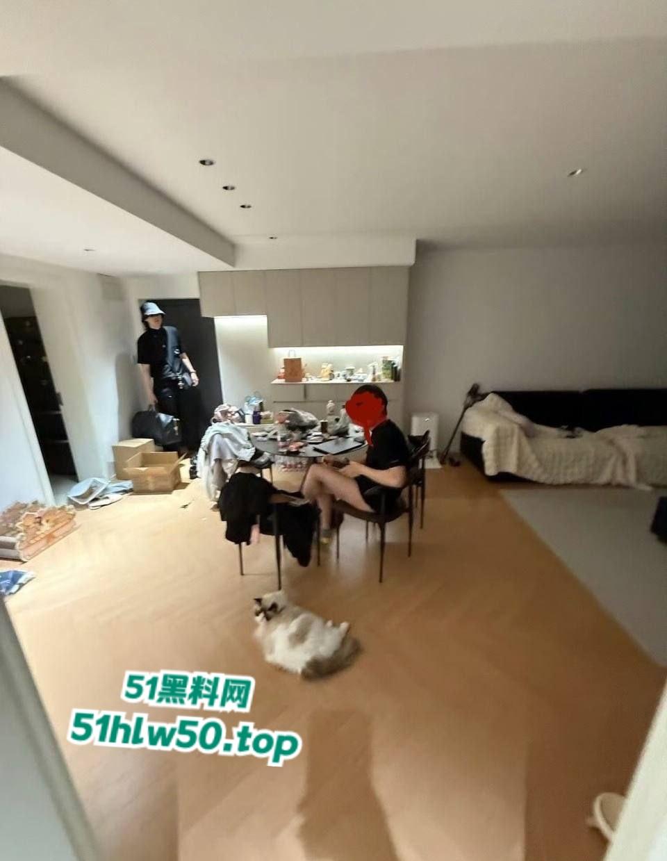 纯爱富哥被戴绿帽，知名女coser花卷被曝爆男友400w金币还不够，在男友租的房子里与前任男友滚床单！  第1张